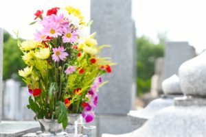 お花とお墓の写真-3