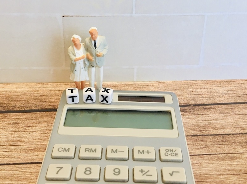 終活中に税金で悩む老夫婦