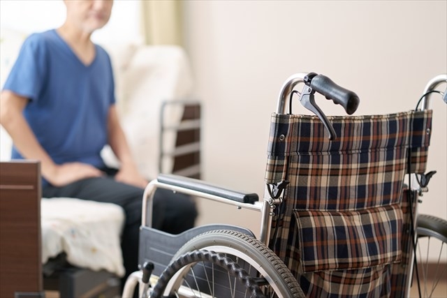 高齢者と車椅子