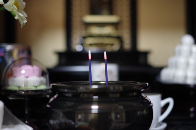 仏壇と供えられたお線香