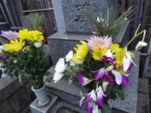お墓とお供えの花