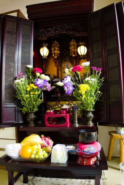 一対の花瓶が置かれた仏壇