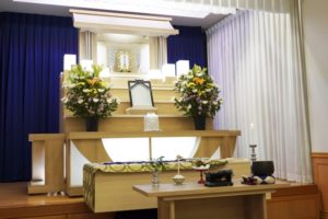家族葬儀用祭壇と遺影写真