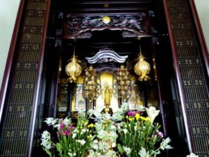花が供えられた金仏壇