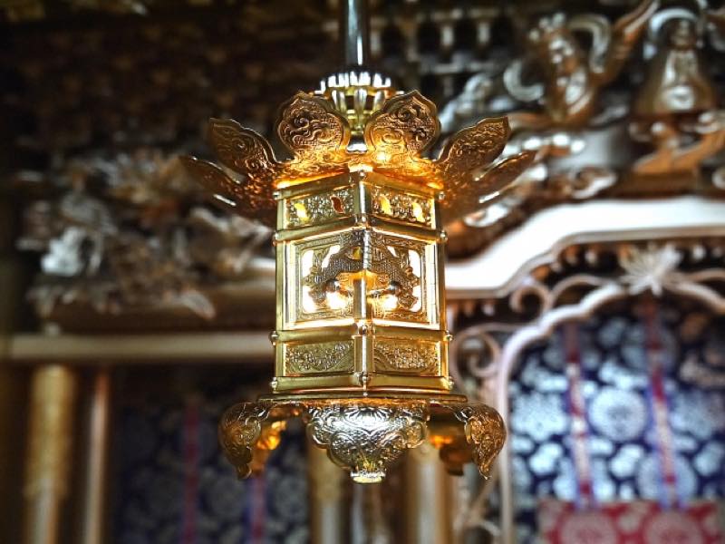 金細工が施された仏壇の灯籠