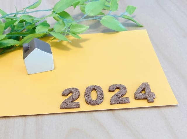 2024の数字と家の模型