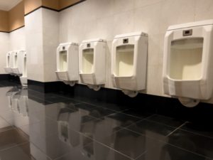 男性用の公衆トイレ