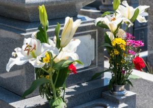 鮮やかな供花と墓石