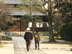 お寺を歩く夫婦