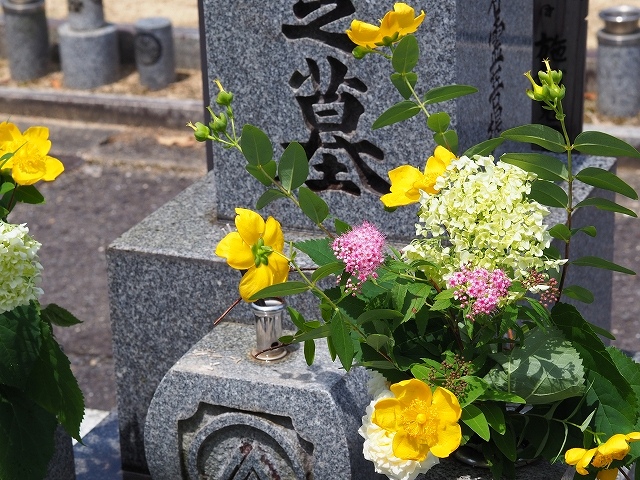 墓前に手向けられた花-