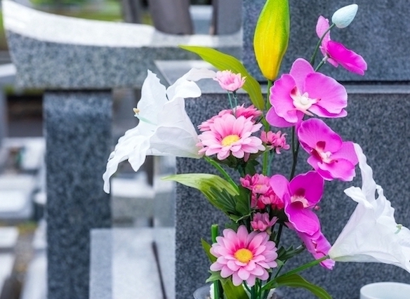 墓に備えられたピンク系の花
