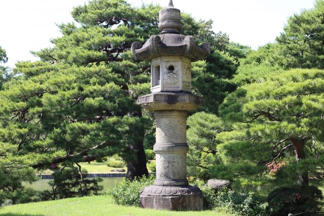 日本庭園にある大きな灯篭
