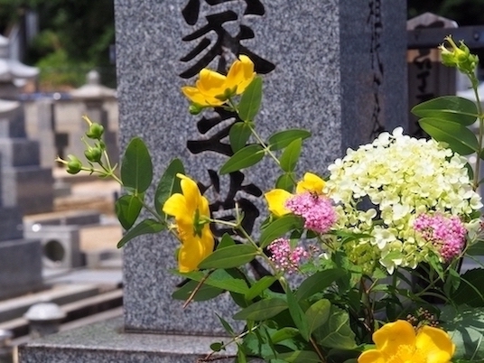 花を供えられる墓