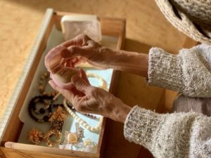 宝石箱と高齢女性の手元